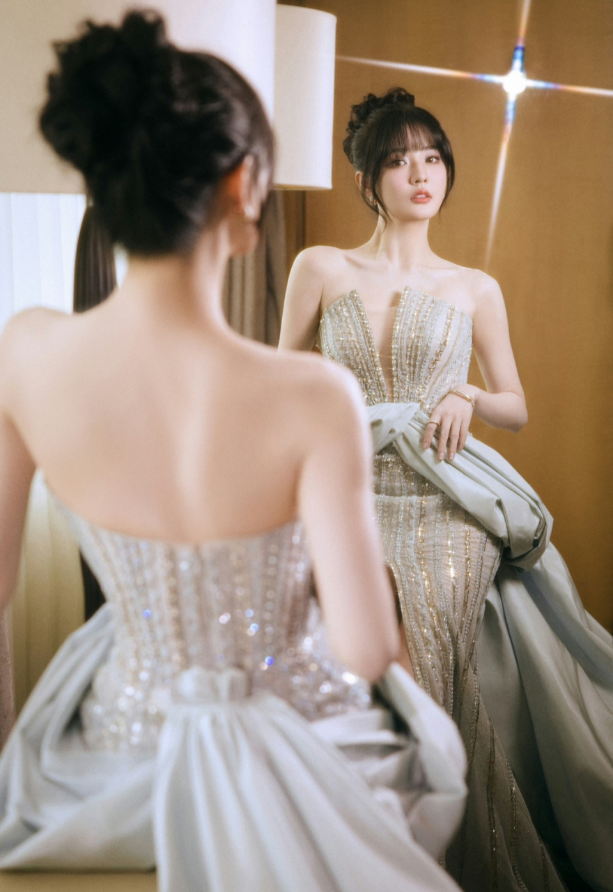 徐璐最新出席活动美照,一袭深v长裙非常的漂亮美丽,自信大方,精致的