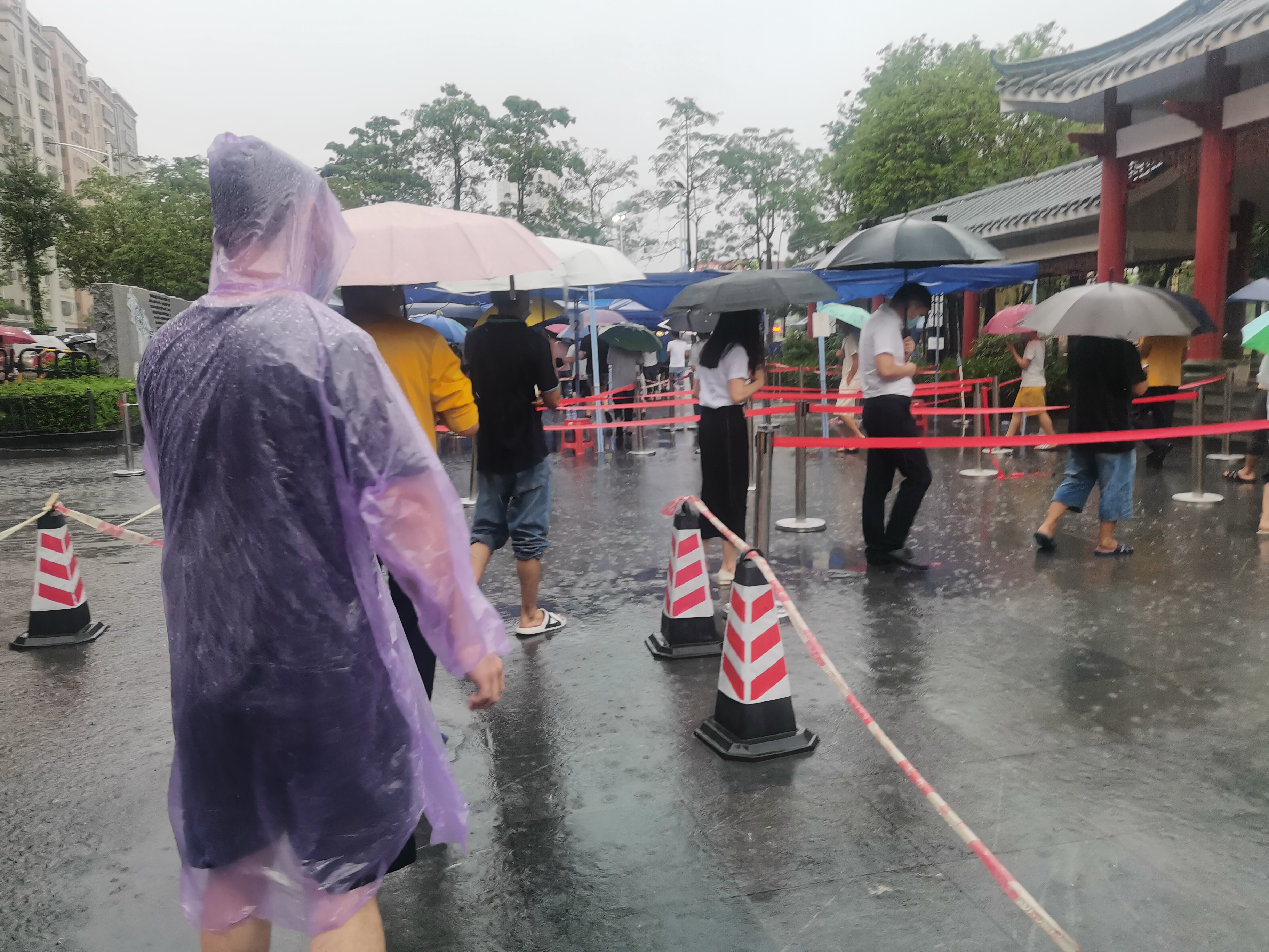 深圳人暴雨中排队做核酸