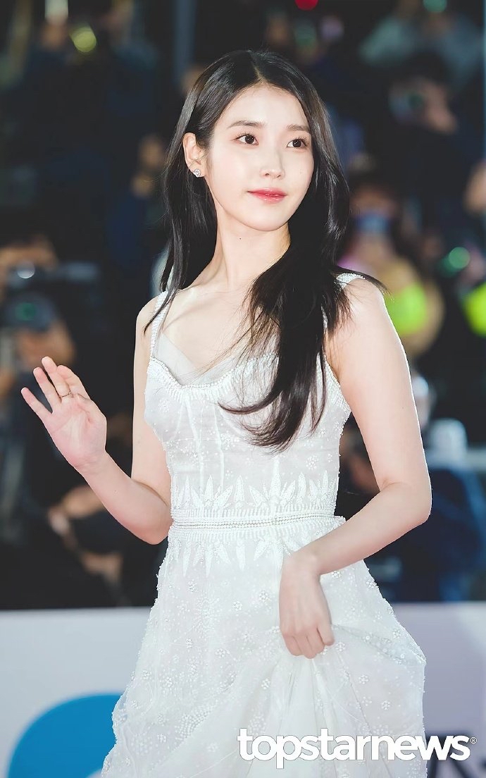 iu李知恩今日青龙奖红毯,一袭白色吊带礼裙,淡雅温柔,好美