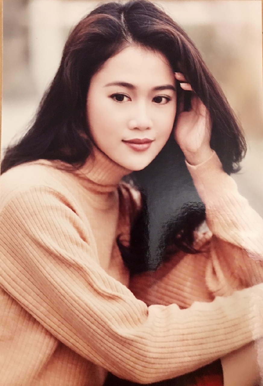 梁小冰年轻时美成画,高领针织衫配格纹裙甜美婉约,30年前的穿搭现在也