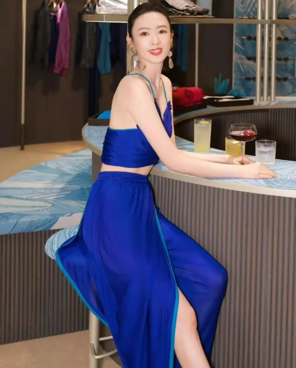 女星童瑶性感爆了!露腰挂脖小背心 高开衩裙,身肤色真白