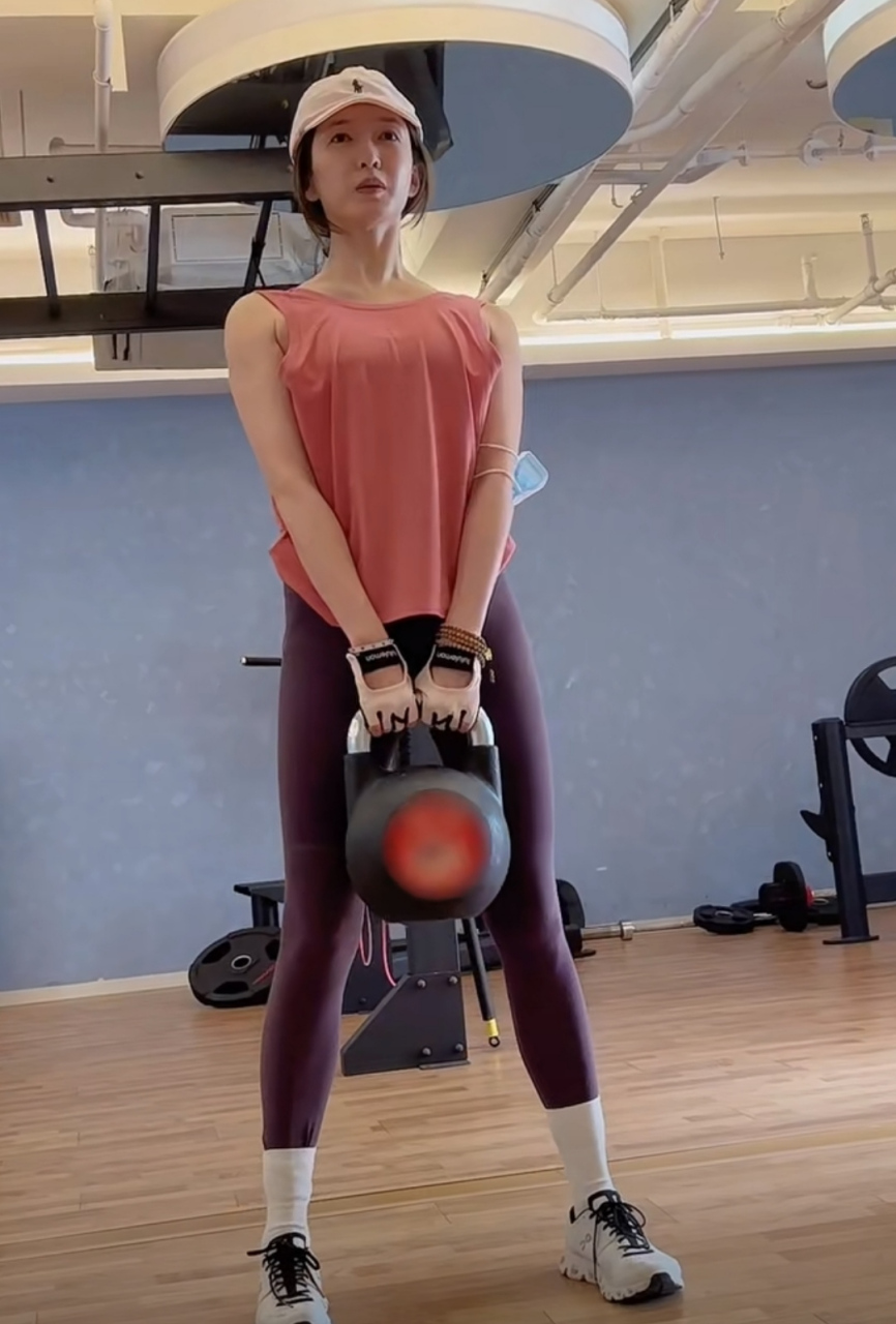 江疏影分享健身日常,她那么瘦却还坚持去塑形,马上年底要参加各种红毯