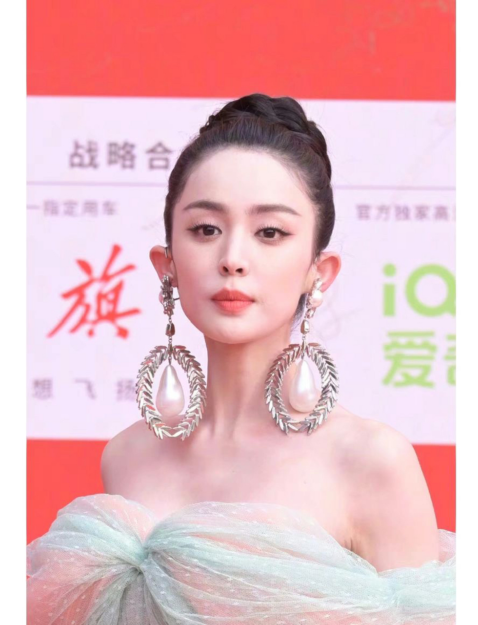 古力娜扎是我见过耳位最靠下的人了.