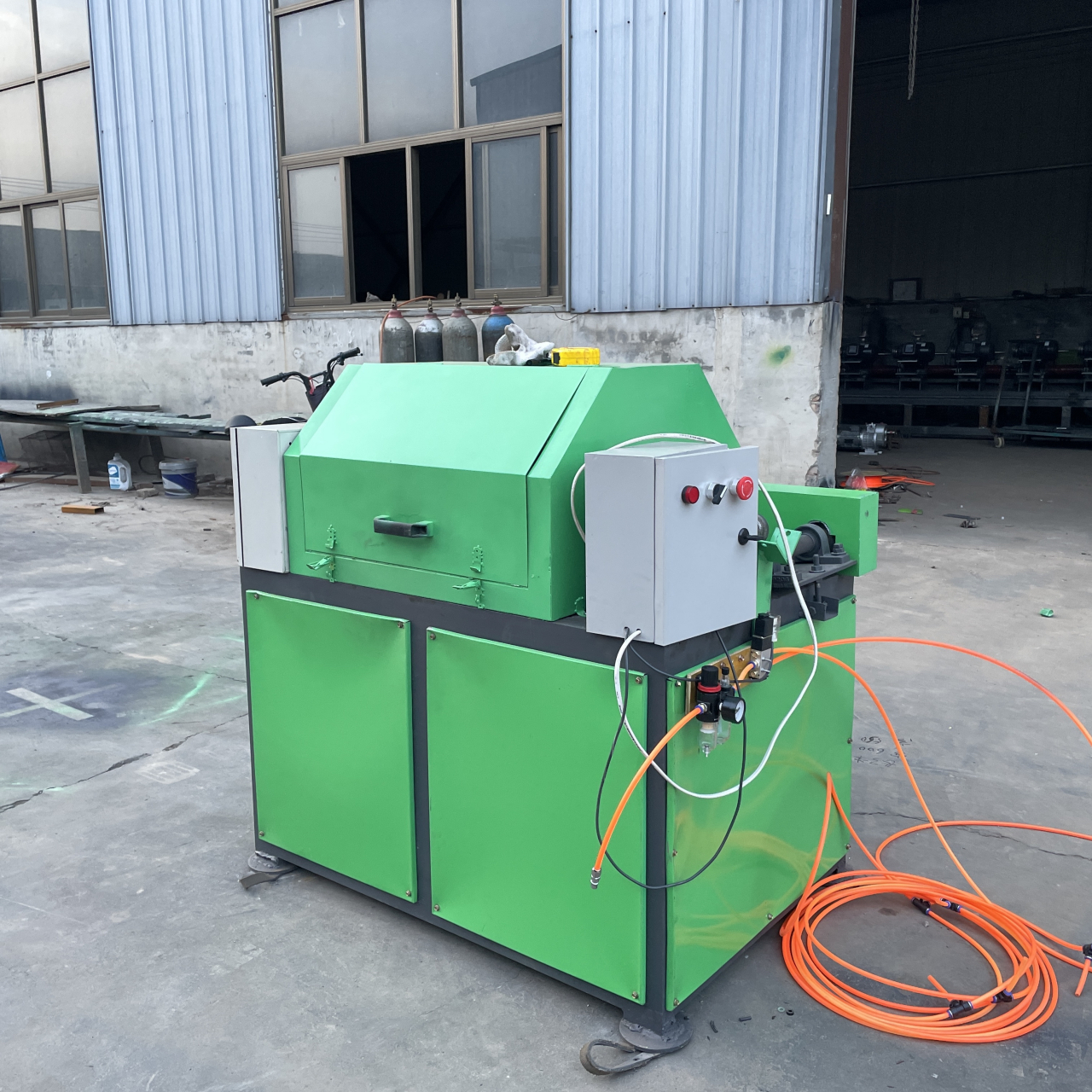 大型钢筋除锈机图片螺纹钢筋除锈机原理管材除锈钢筋抛光表面打磨