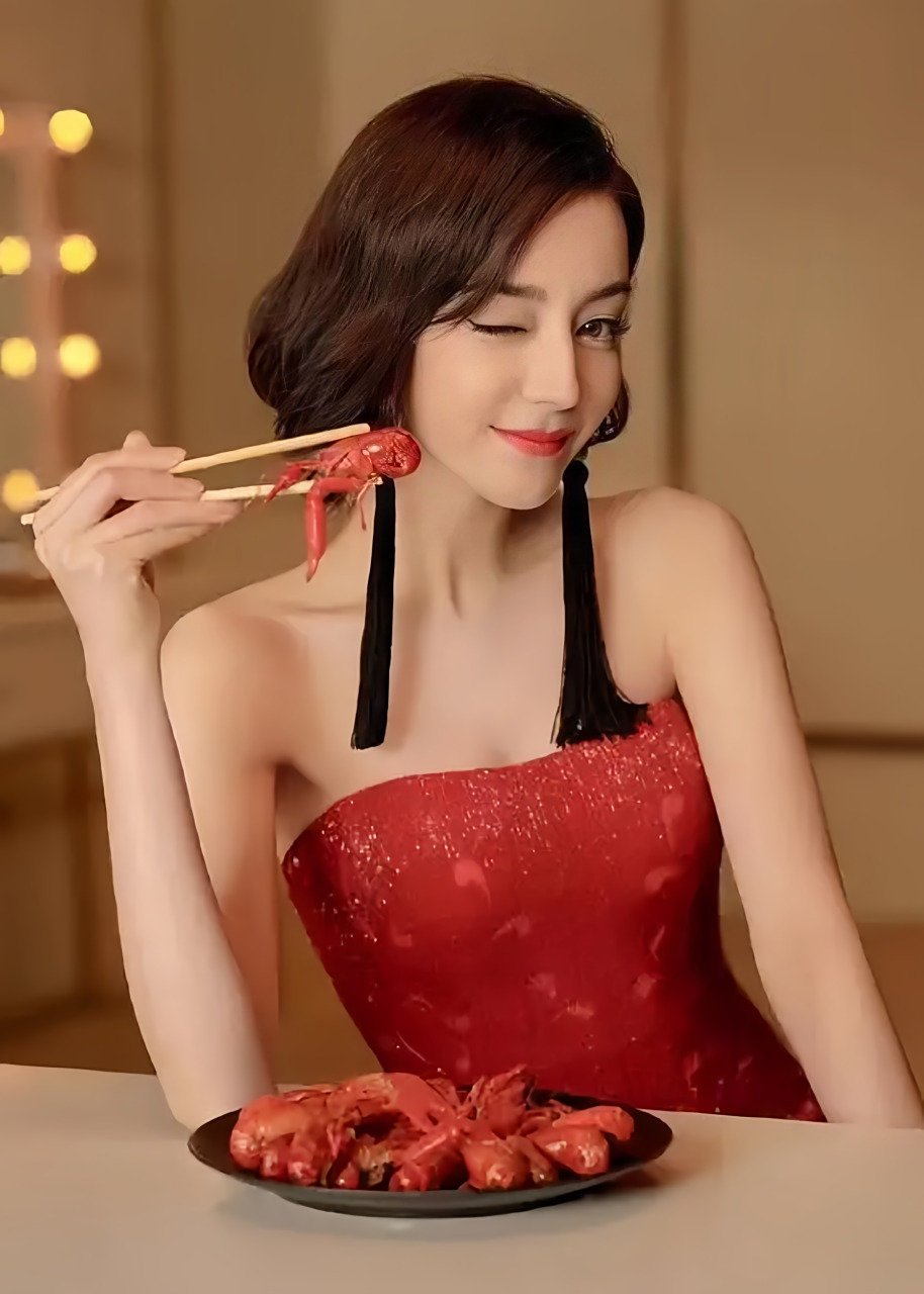 迪丽热巴越来越展现出令人惊艳的美丽和女人味.