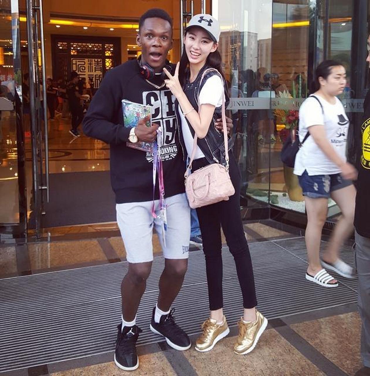 来自山东的小宁说黑人幽默风趣阳光高大,喜欢表白,不怕拒绝,不像别的