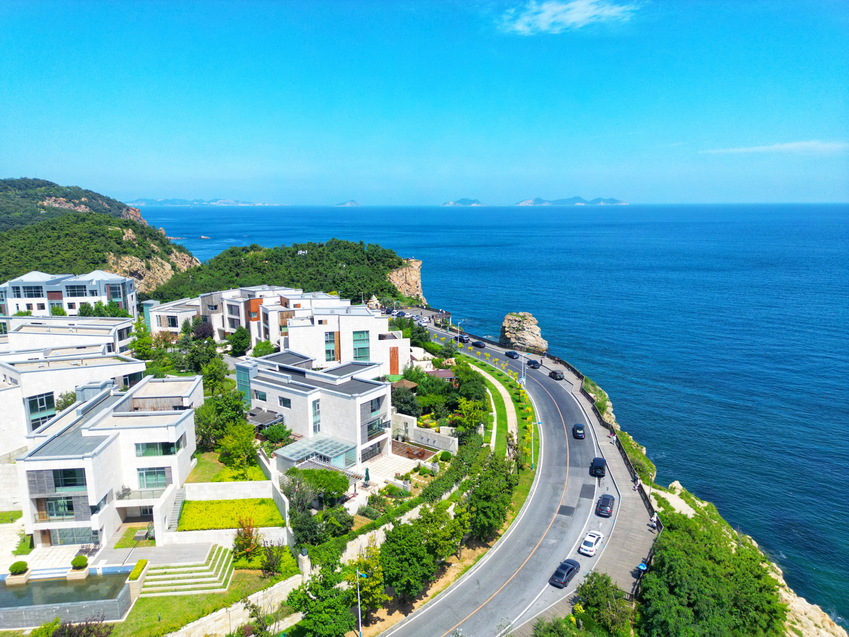 航拍大连琥珀湾,浪漫美丽的浴场,水质太清了,人也不是很多,还有很多网