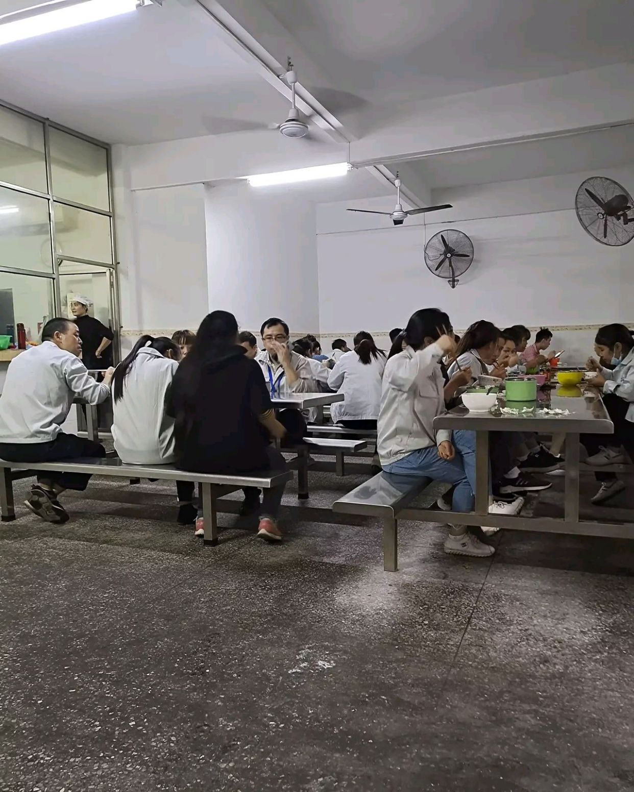 东莞长安镇某工厂,食堂居然区别对待员工,对此大家怎么看?