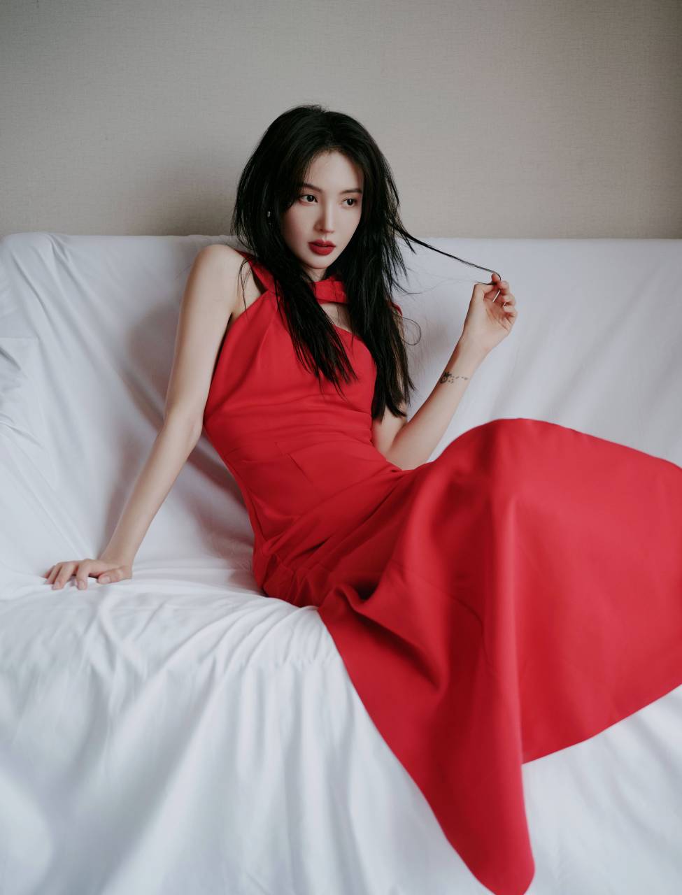 金晨穿红色长裙明媚娇美 身姿摇曳曲线妩媚#养眼美女# #九月动态激励