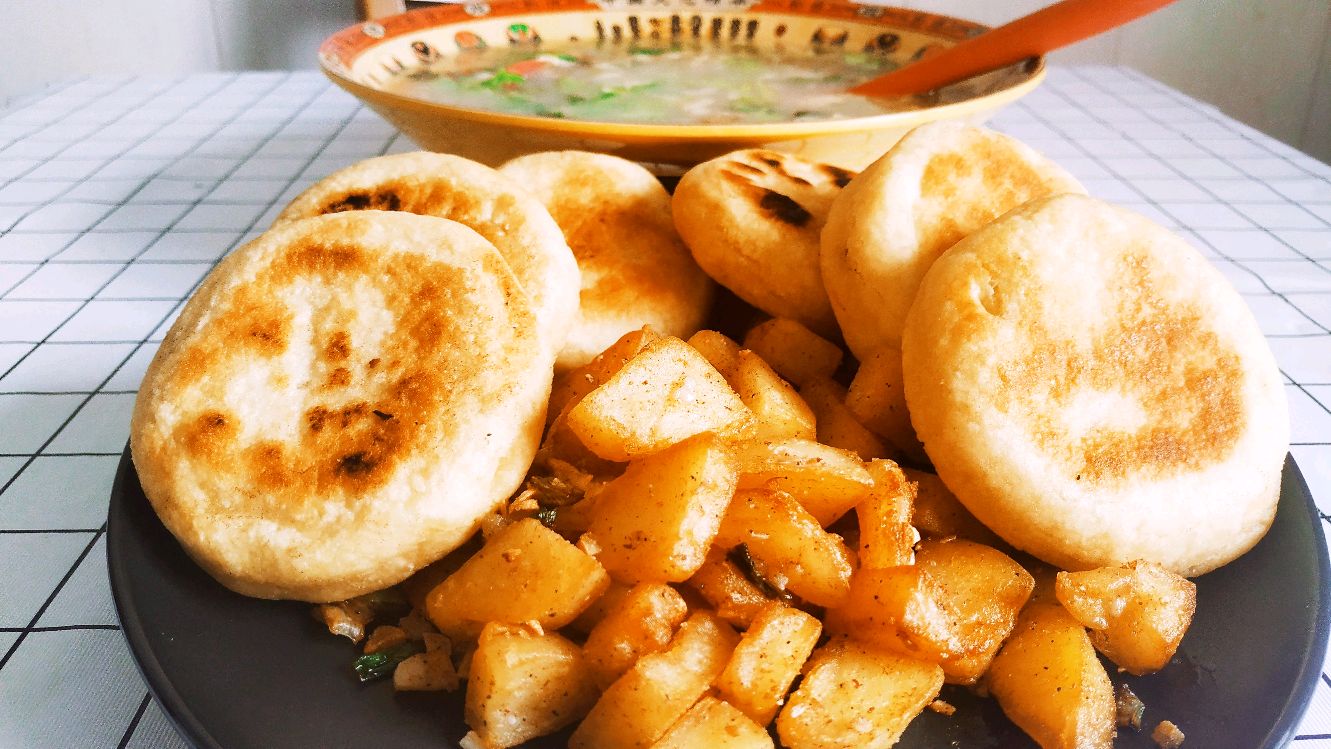 宝妈用糯米粉做饼,软糯香甜,孜然土豆块,小白菜鲜汤,吃得舒服