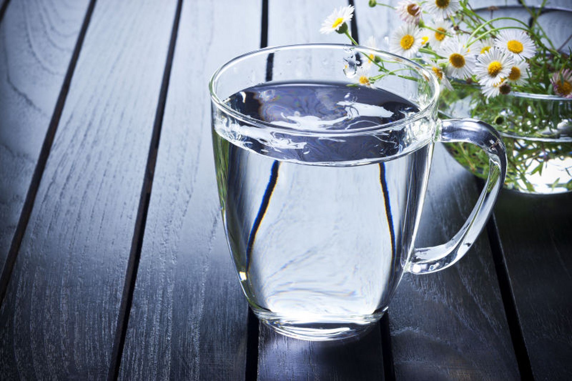 对于早晨的第一杯水,喝凉水还是喝温水,在日常生活中存在着一些争议和