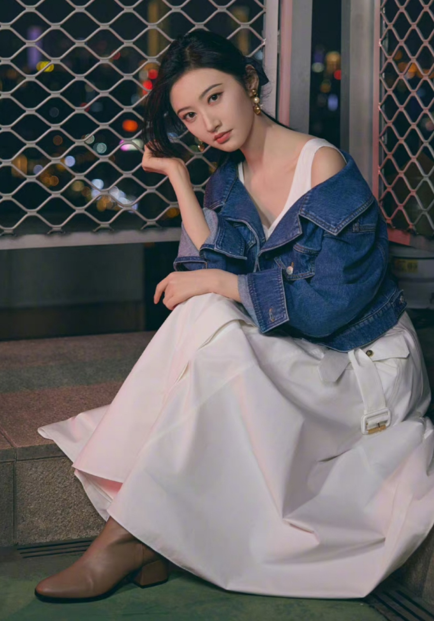 景甜露面录综艺,下雨天在露台拍摄宣传片,她看镜头的眼神变得有点凶了