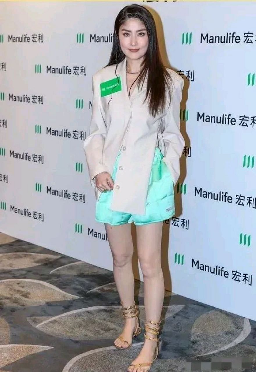 要是小腿再长一点,膝盖的皮肤再平滑一些,就非常完美了!