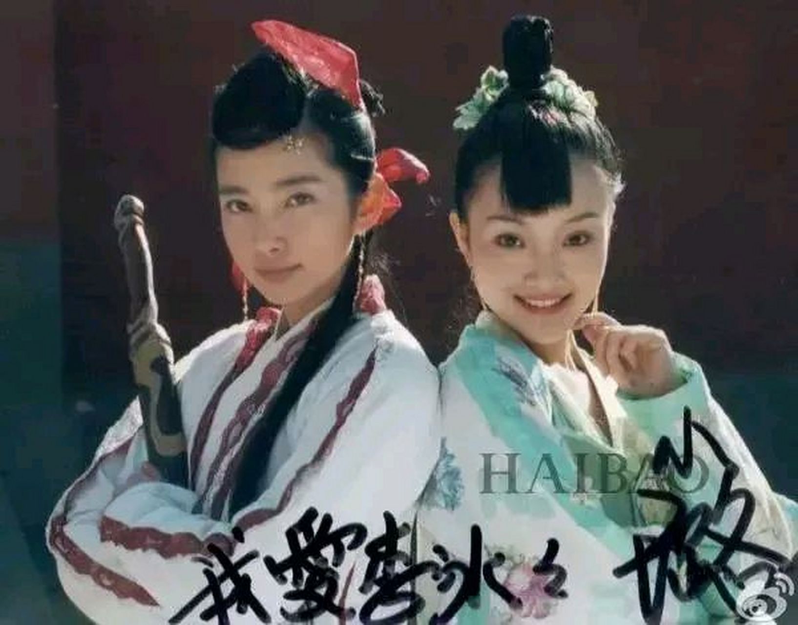 一次,李小璐和李冰冰拍野外戏时,两人突然拉肚子,找了好久,才找到一个