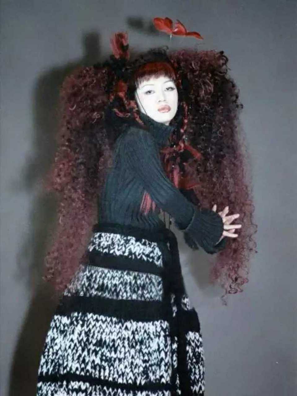 1998年,梅艳芳在发型师好友kimrobinson的发型秀上客串发型模特
