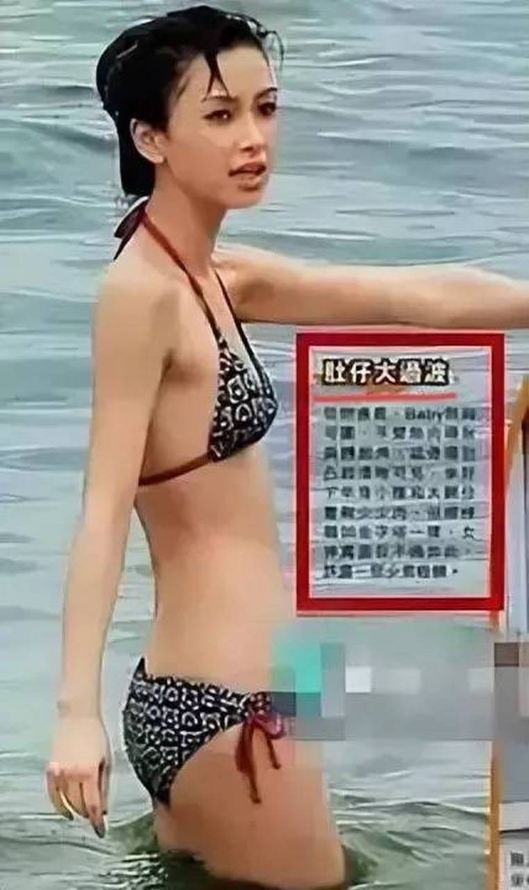 杨颖又开始秀泳装,不过这次拍得很模糊,当年她在香港的泳装,曾引起
