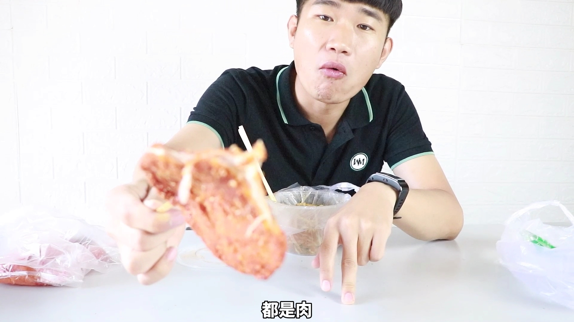 香酥大鸡排和开花大香肠,搭配一碗12元凉拌小面,真香