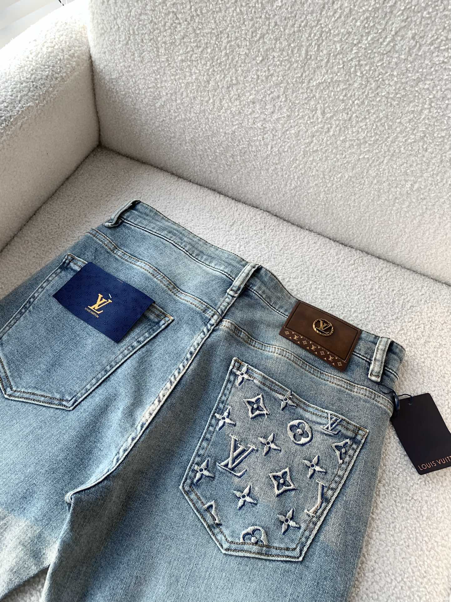 路易威登水洗牛仔裤,色泽拥有现代时尚感