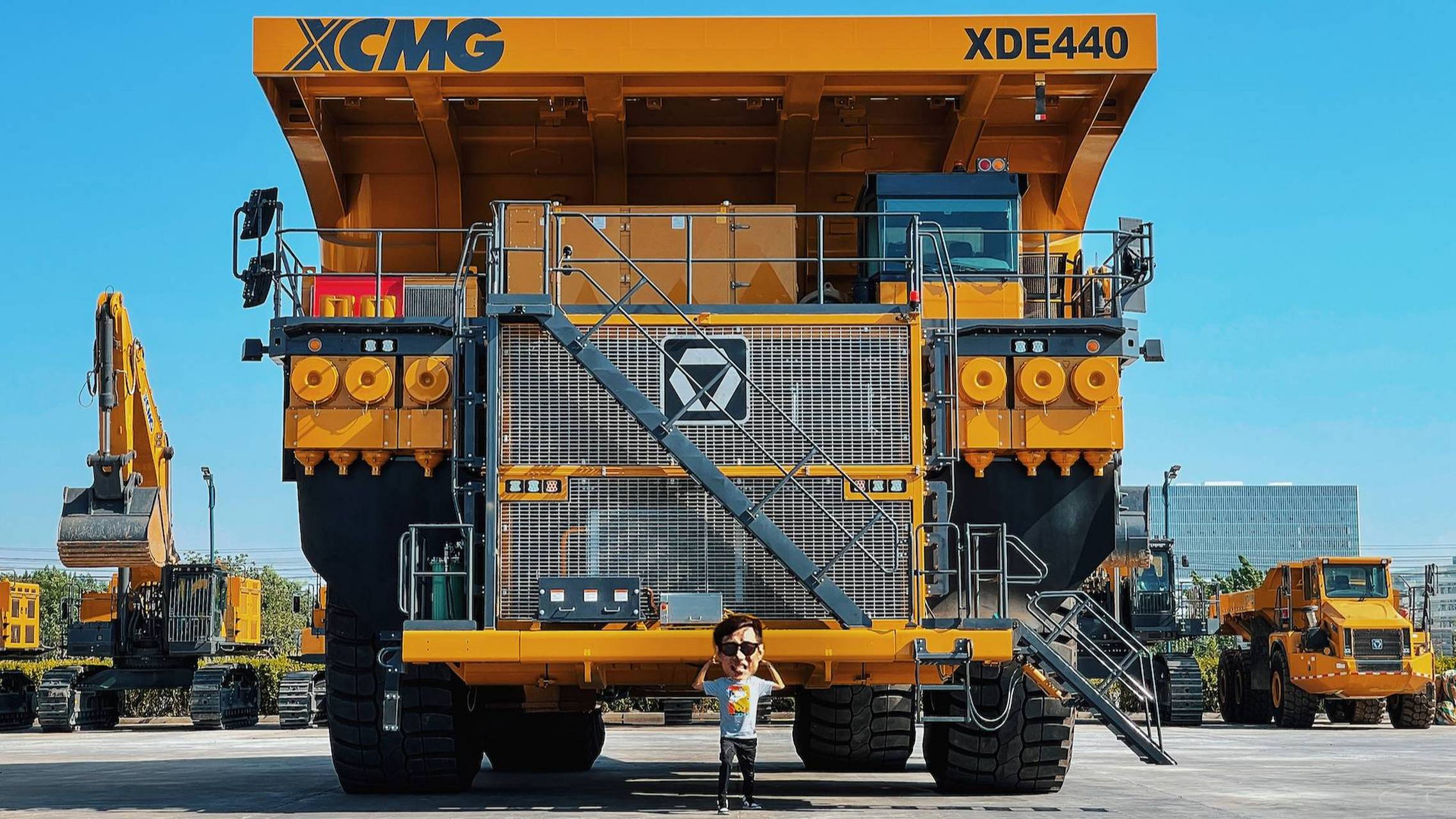 过去看到的巨型矿车都是卡特彼勒,利勃海尔,沃尔沃,比尔森什么的,现在