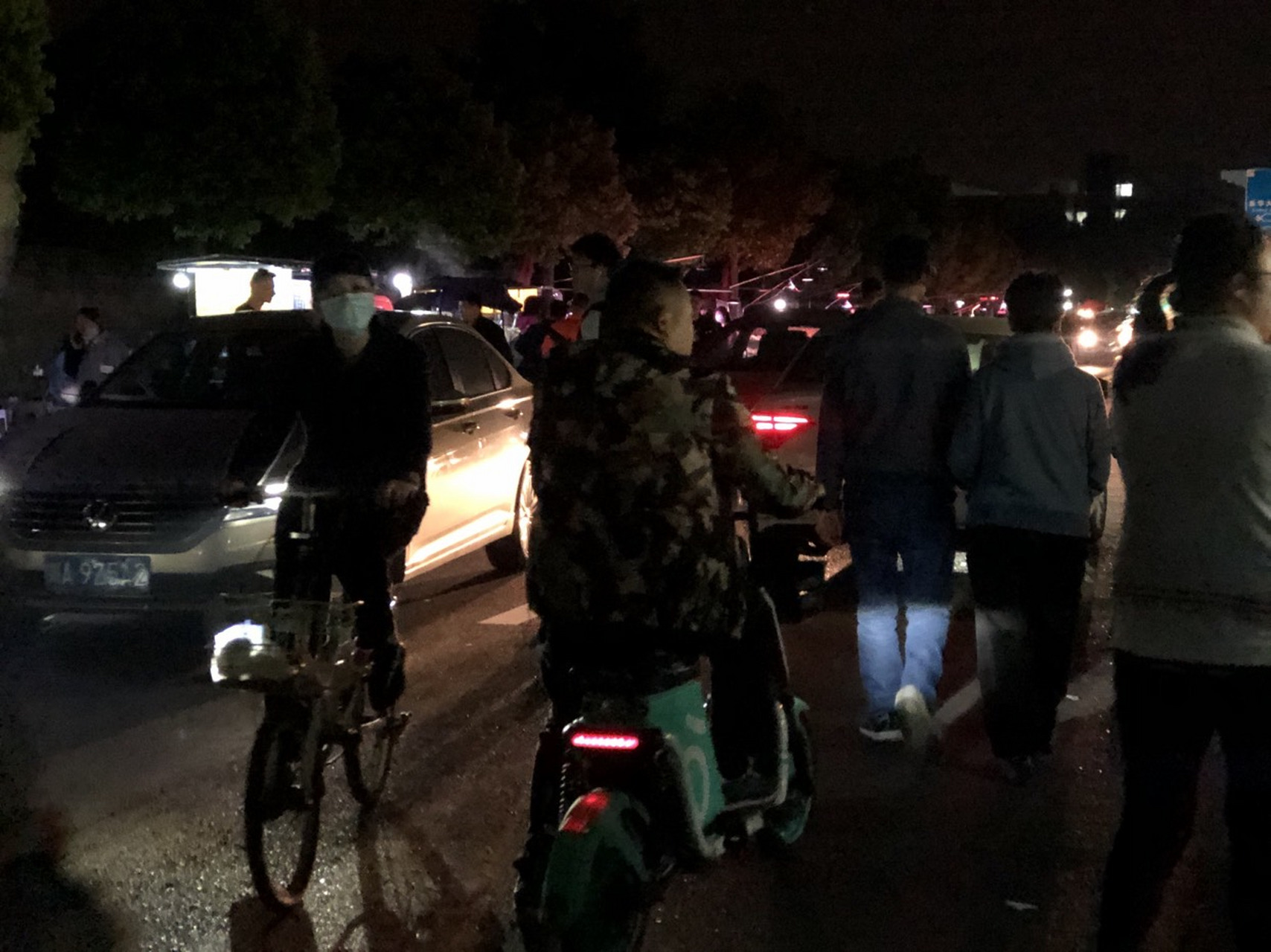 成都的特色舞蹈,老百姓喊的"莎莎舞",每天营业的时候,门口都是人满为