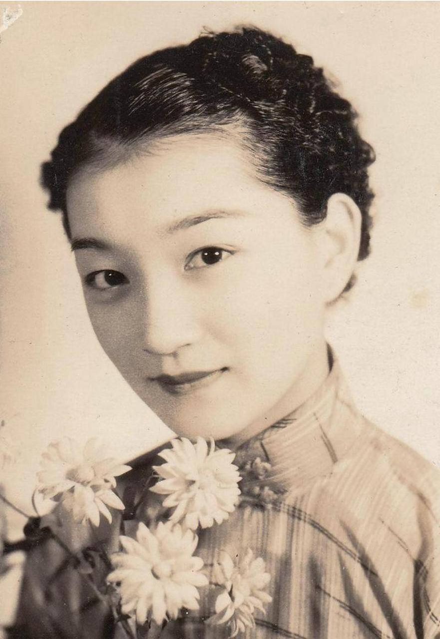 一张陆小曼年轻时的老照片,照片中她眼神明亮,琼鼻小嘴,也难怪这么多