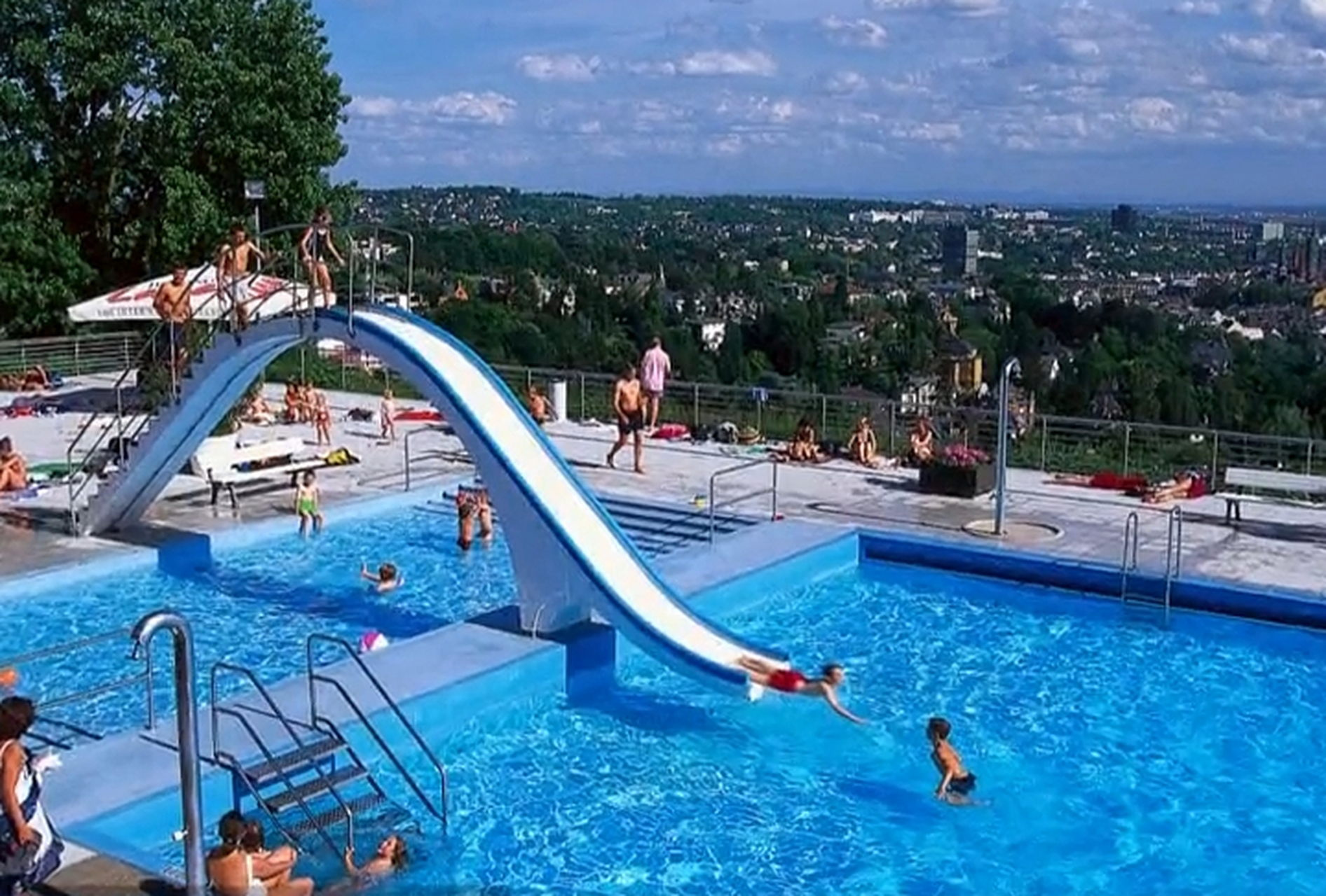 据外媒报道,德国泳池最新规定,为了提倡男女平等,允许女性游泳时不穿