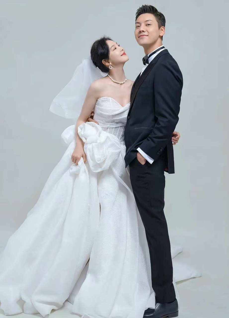救命,陈伟霆和章若楠这组婚纱照,有一种真结婚的真实感!
