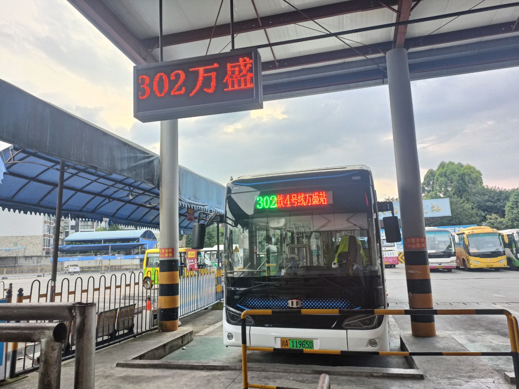 崇州温江302公交崇州高铁站开往地铁万盛站上车客流好多4月28号
