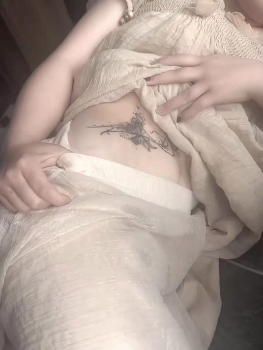 肚子上蝴蝶刺青,上色后很显眼