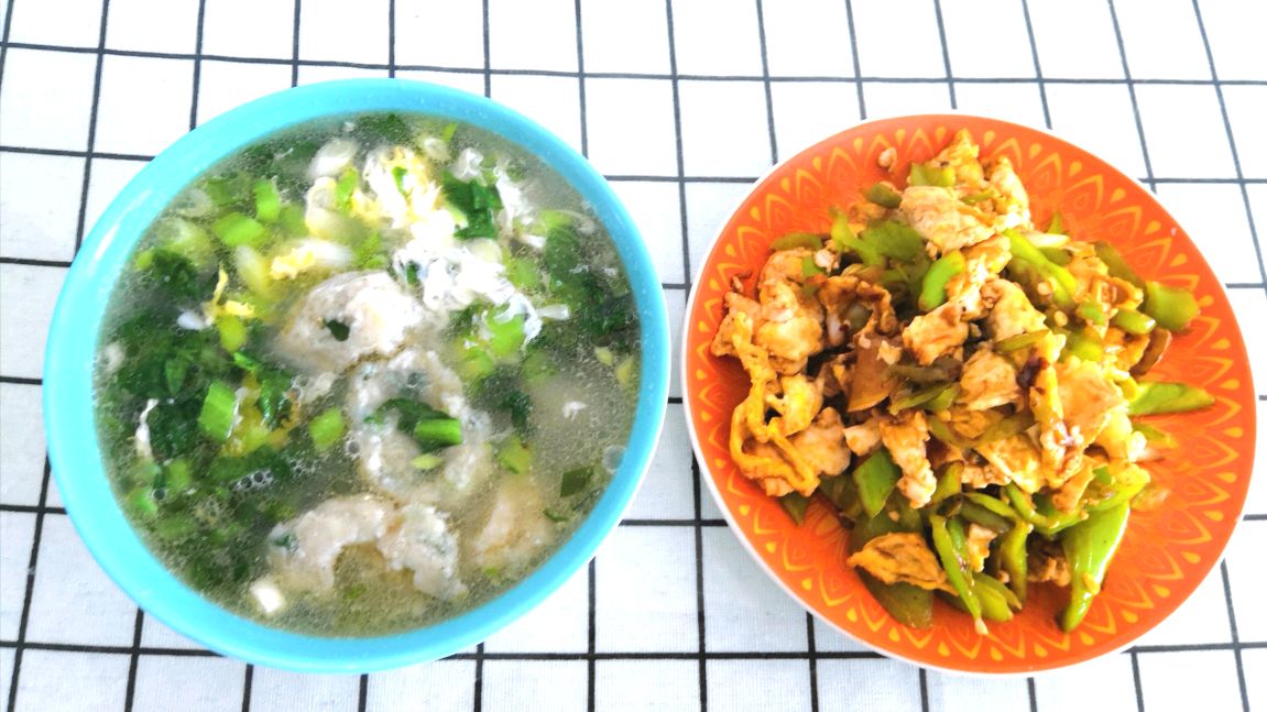 鲜美的鱼丸汤最适合带着凉意的下雨天,搭配下饭的尖椒炒鸡蛋好棒