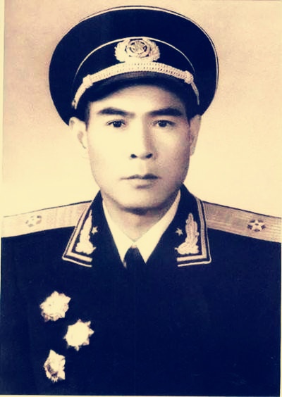 东海舰队司令员马龙派警卫排长上街办事被歹徒打伤,将军非常气愤