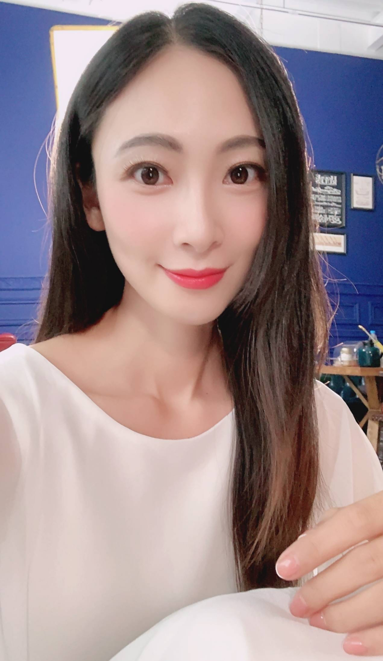 田娜:端庄秀丽,优雅迷人