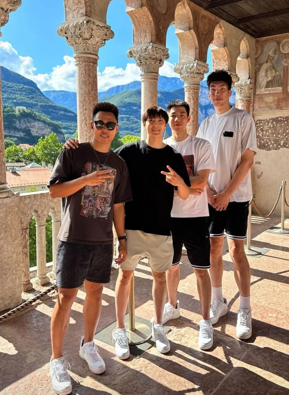 中国男篮球员胡明轩,贺希宁,余嘉豪晒意大利游玩照片