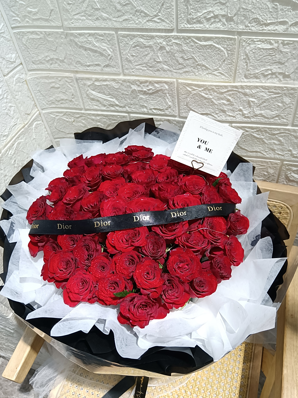 52朵高原红玫瑰花束 高原红属于暗红色调 很有质感而且耐看,花期长