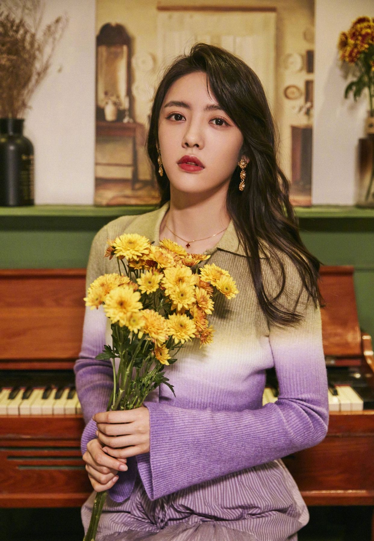 蔡文静身着渐变翻领针织上衣,红唇卷发彰显温柔优雅