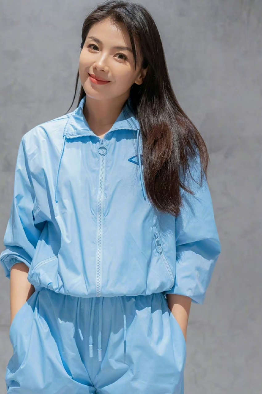 刘涛分享生活照光彩照人,穿着一套蓝色运动装配小白鞋出镜,目测也就是