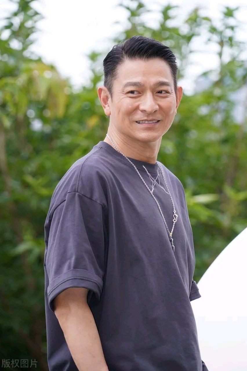 刘德华这次虽然穿单色系的衣服,却显得