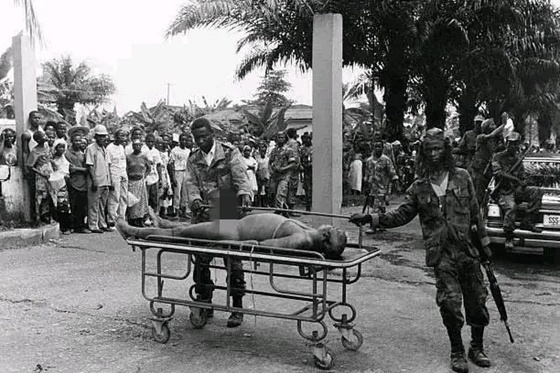 这是1990年,非洲暴君多伊,被公开处决后,一张罕见的留影,照片中一个