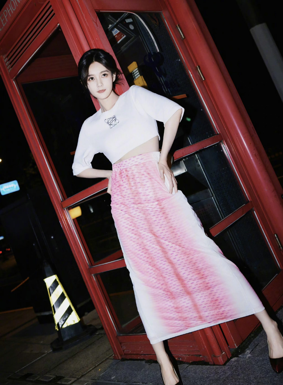 向全世界安利李一桐# 李一桐白t恤77粉色半身裙,细腰长腿,身材汉妹