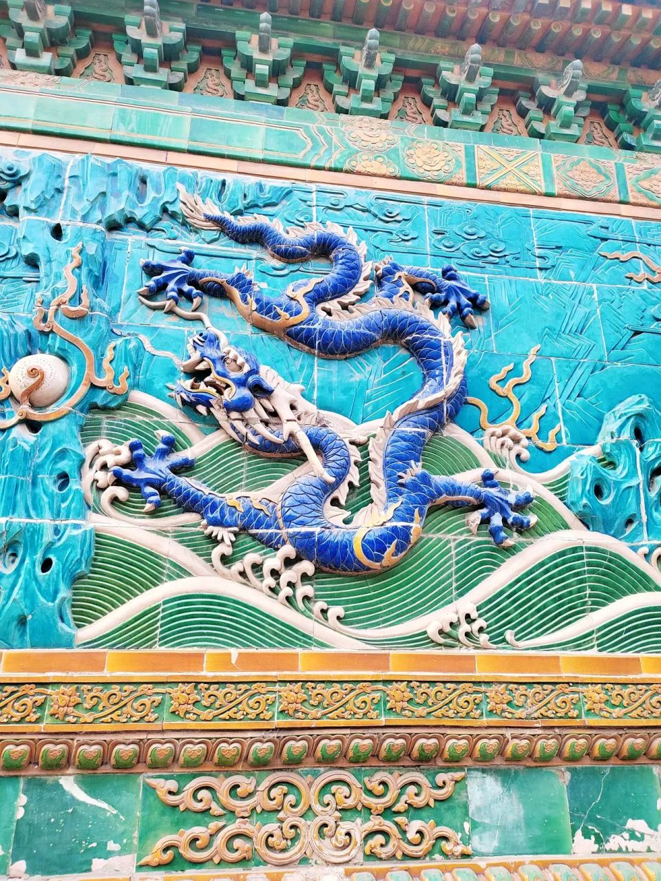 北京北海公园有一个乾隆年间的九龙壁,说是九龙,实际上有很多龙,有大