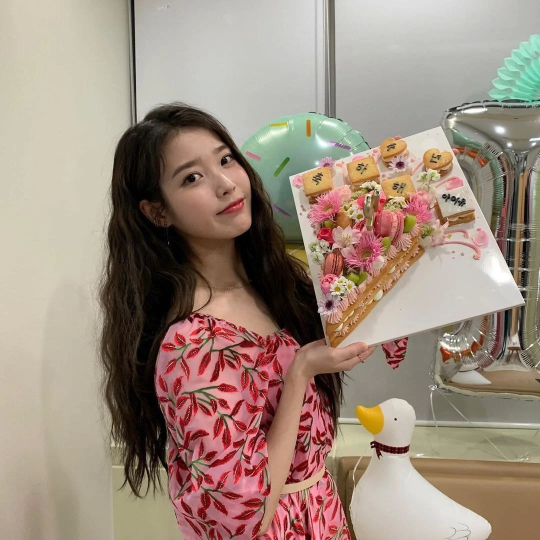 iu李知恩的"雾霾蓝卷发",一般人都驾驭不了,她染却美若仙!