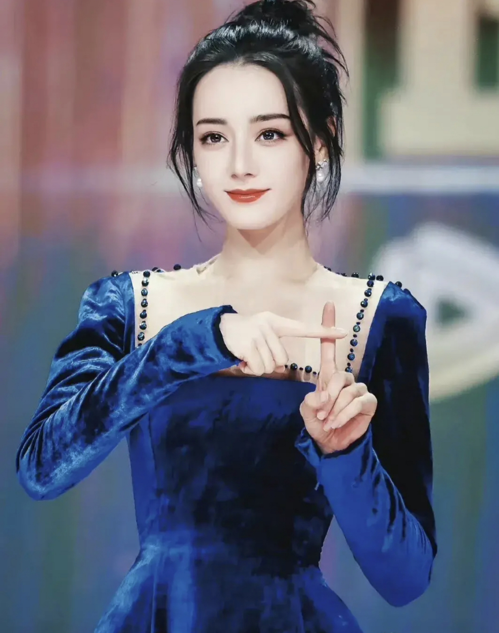 近日迪丽热巴身穿蓝色丝绒长裙,真的太高贵优雅,梳着高发髻丸子头