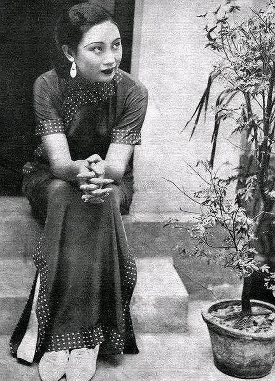 20世纪70年代,名媛唐瑛回国探亲,身着一袭艳丽的翠绿旗袍,身材窈窕