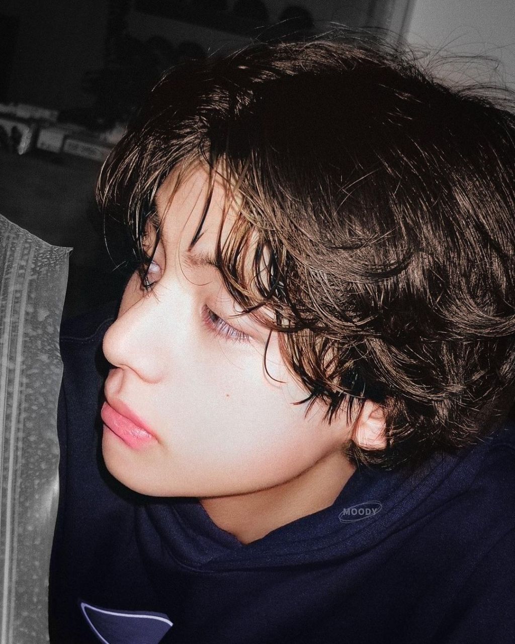 金泰亨晒出几张长发怼脸照片. 这白净的脸太帅了.