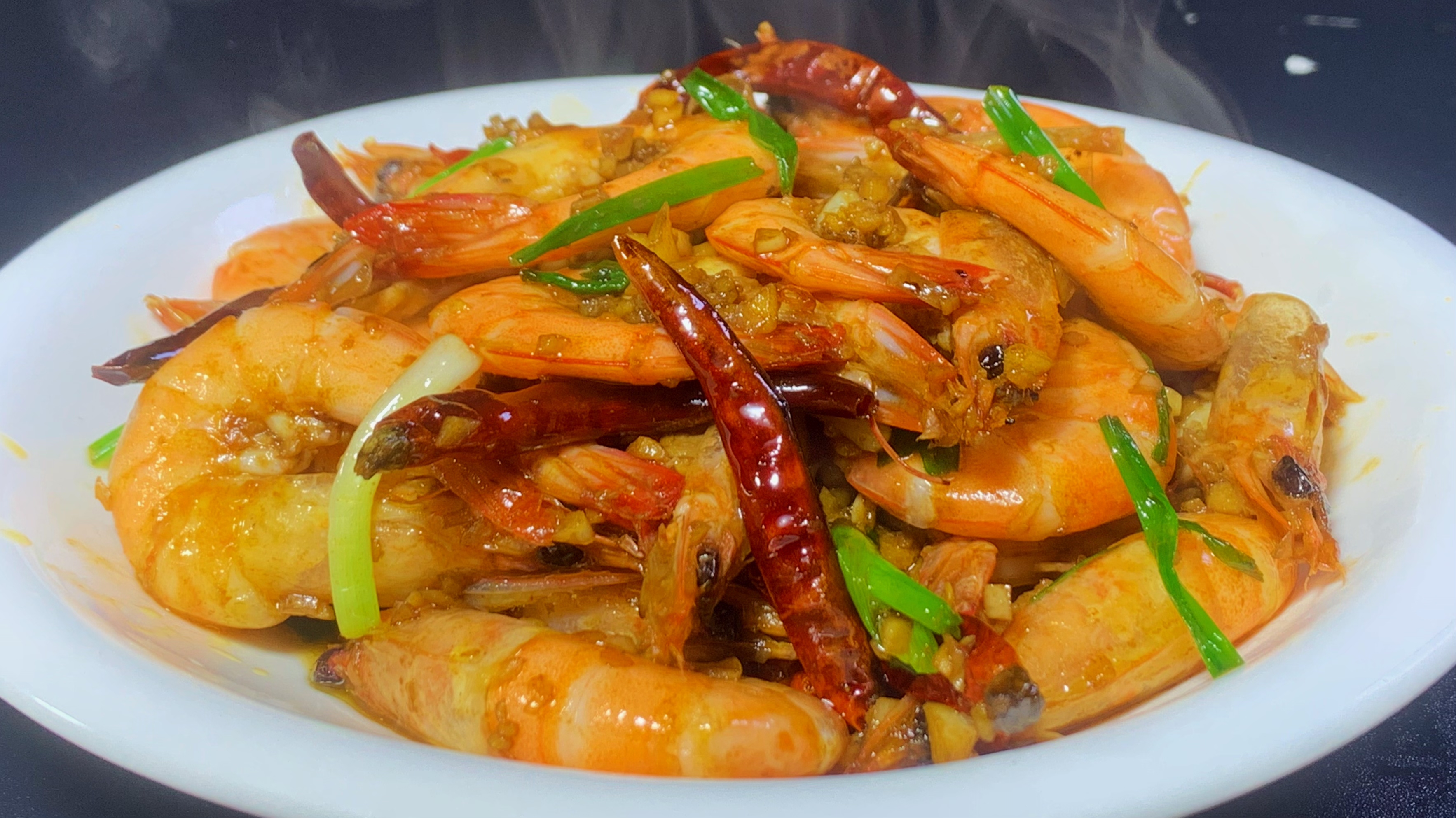 大虾不要总是白灼了，酒店大厨教你蒜蓉炒虾的秘制做法，太香了