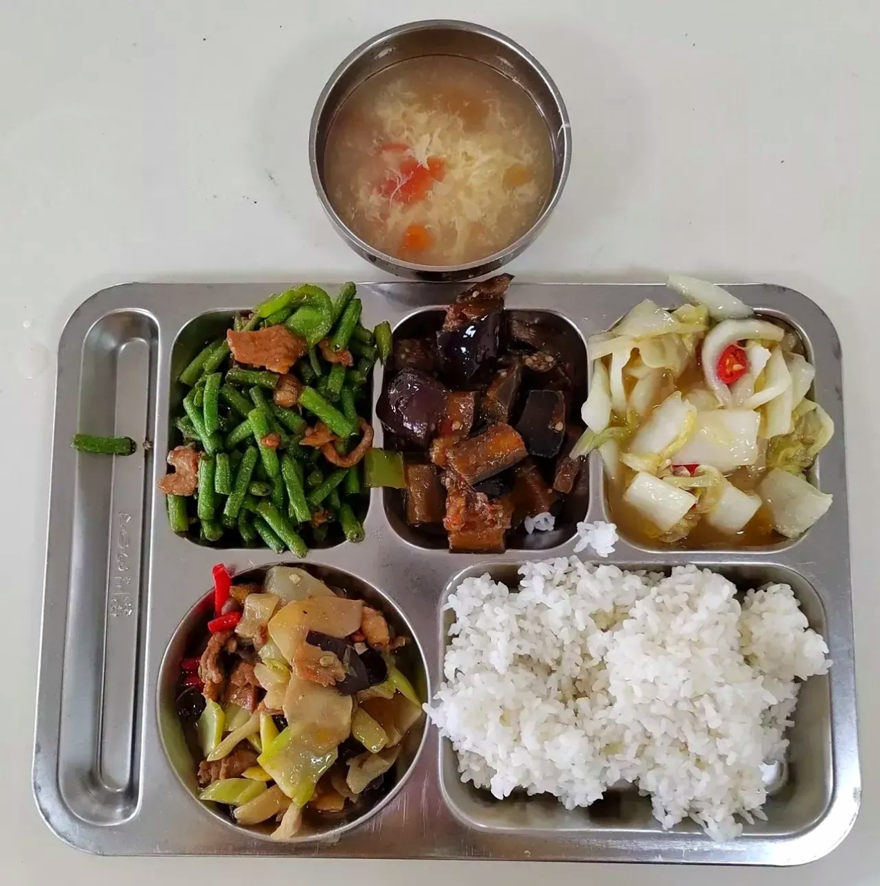 这是一个机关食堂的午餐. 大家觉得好吃吗? 你觉得这饭值多少钱