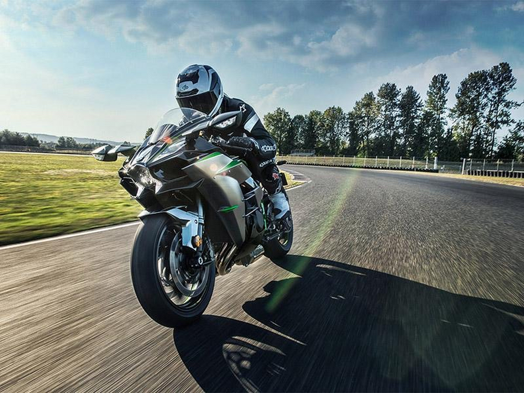 川崎ninja h2是一款超级跑车,被誉为"最快的生产摩托车",其拥有惊人的