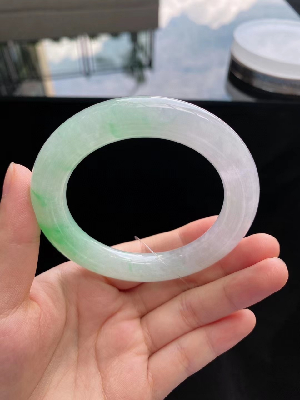 冰飘阳绿花圆条手镯,玉质细腻莹润,色彩明艳,阳绿花鲜艳,惊艳夺目!