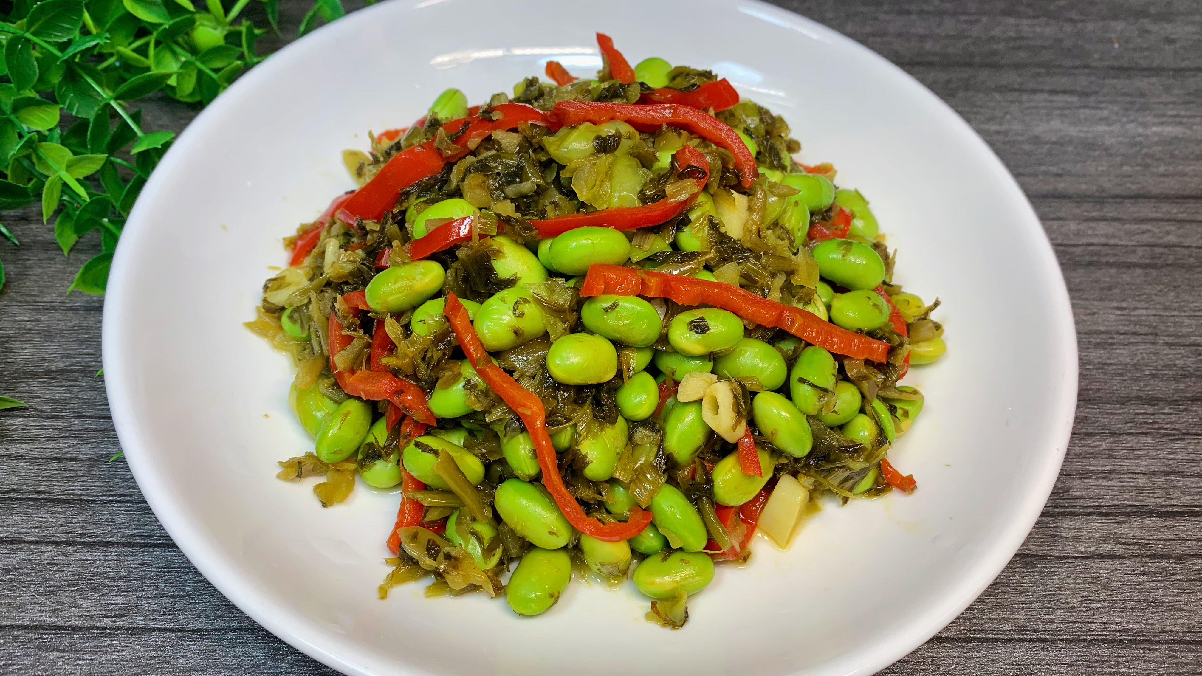 没想到雪菜和毛豆这样做,鲜香入味,爽口开胃,三碗米饭都不够吃