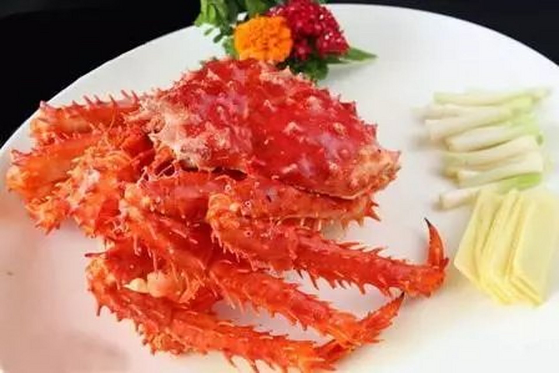 冬日美食之姜葱帝王蟹 吃帝王蟹的好处  1,帝王蟹肉性寒,味咸,具有